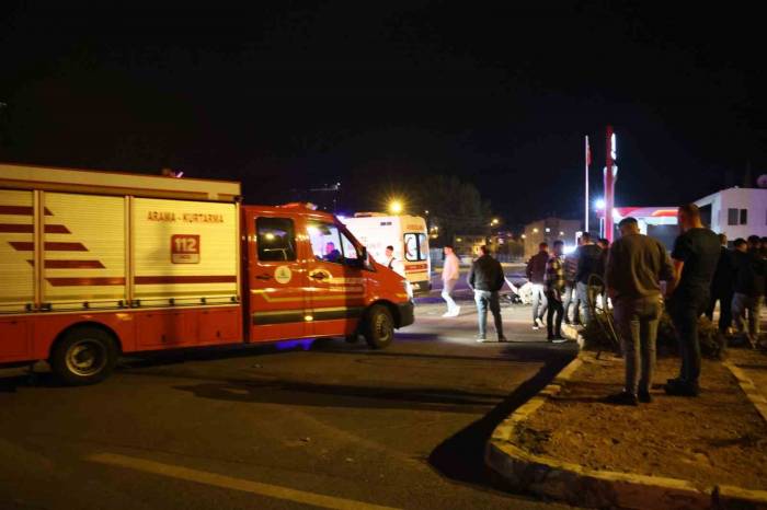 Alkollü Sürücü Kırmızı Işıkta Bekleyen Araçlara Çarptı: 2 Yaralı