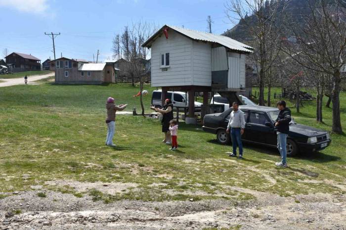 Bayramda Güzel Havayı Fırsat Bilen Soluğu Yaylada Aldı