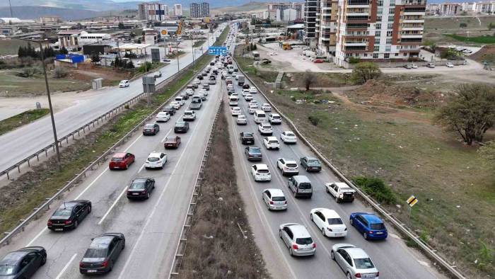 Akın Akın Geri Dönüyorlar: 43 İlin Geçiş Güzergahı Trafik Yoğunluğu