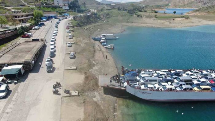 Elazığ-pertek Feribotlarında Bayram Yoğunluğu