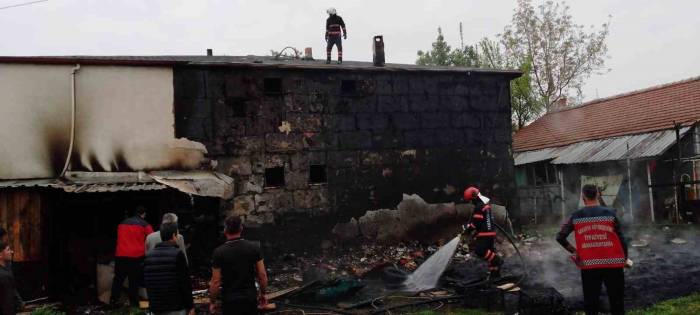 Meyve Kasaları Tutuştu, Baraka Kül Oldu