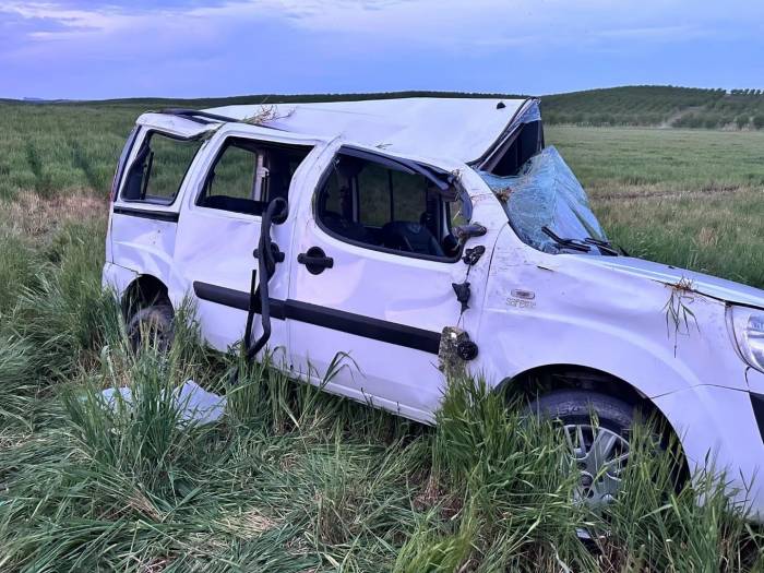 Hafif Ticari Araç Şarampole Yuvarlandı: 1 Ölü, 8 Yaralı