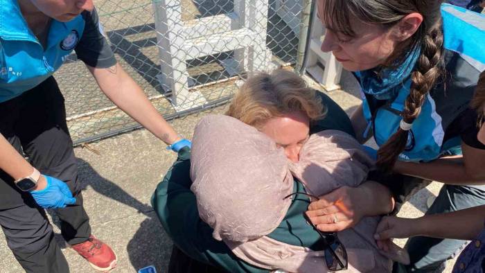 21 Saattir Havada Mahsur Kaldı, Helikopterden İner İnmez Yeri Öptü