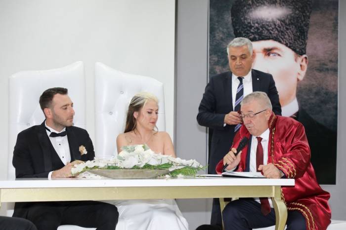 Edremit Belediye Başkanı Mehmet Ertaş, İlk Nikahı Kıydı