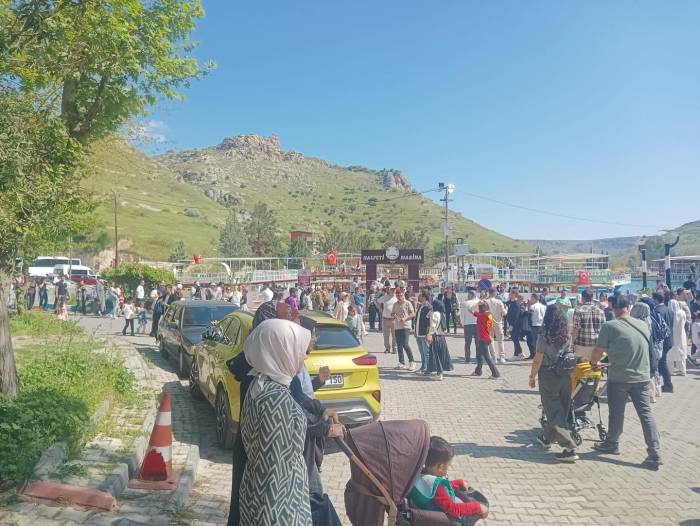 Halfeti Ziyaretçi Akınına Uğradı