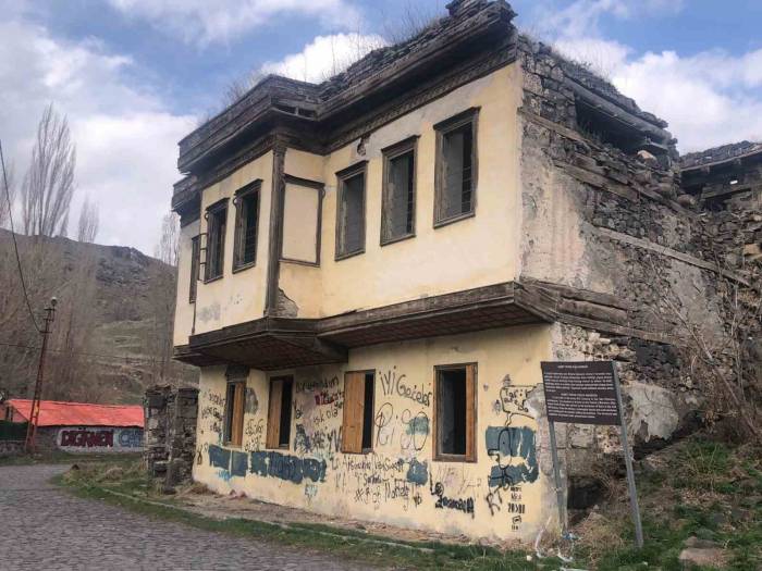 Kars’ta Tarihi Paşa Konağı Yıkılıyor