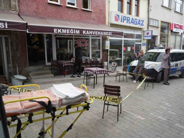 Kahvehanede Amca Ve Yeğenine Silahlı Saldırı: 2 Ölü