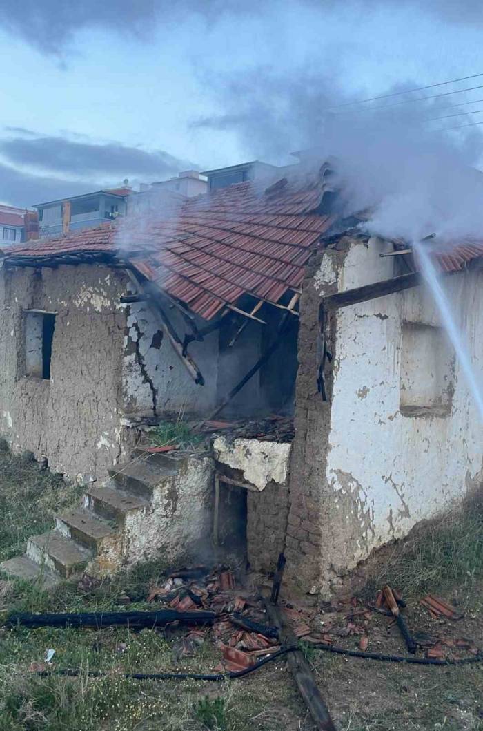 Metruk Evdeki Yangın Kısa Sürede Söndürüldü