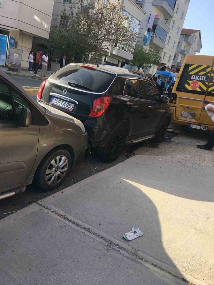 El Frenini Çekmeyi Unutunca 3 Araca Çarptı