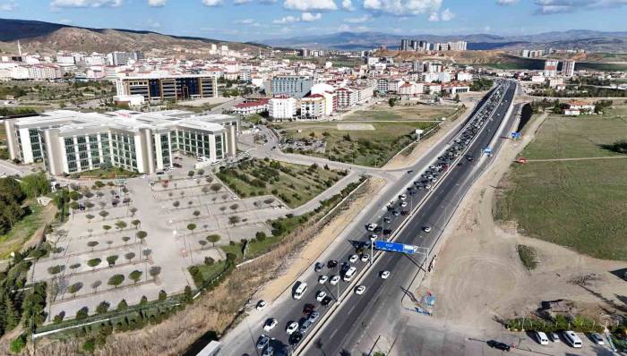 Tatilin Son Gününde 43 İlin Geçiş Güzergahındaki Trafik Yoğunluğu Havadan Görüntülendi