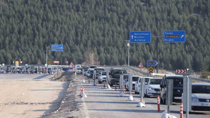 Tatilinin Son Günü Trafik Kilitlendi