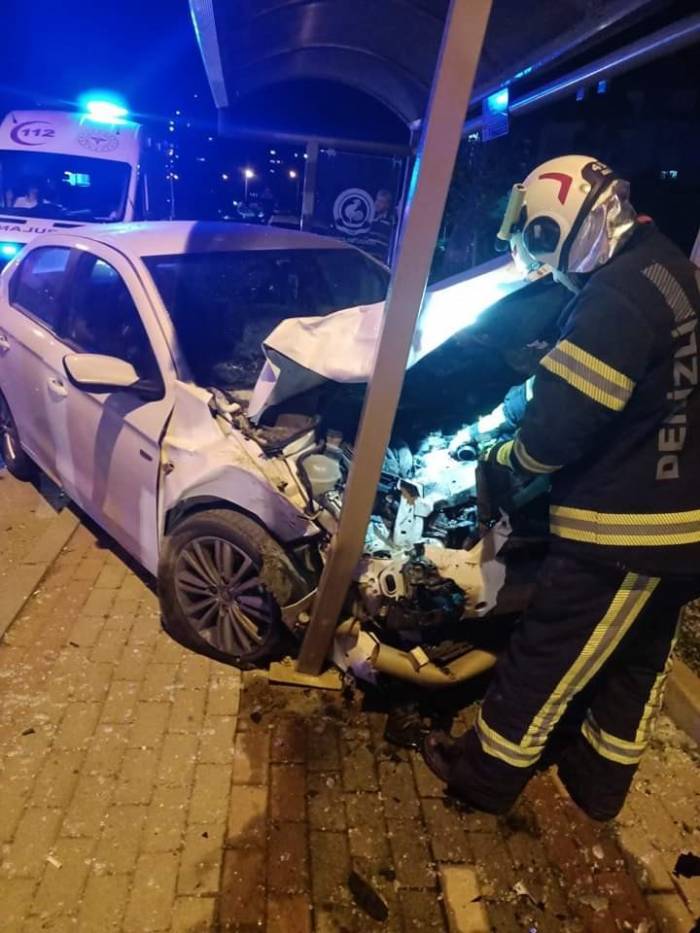 Denizli’de İki Otomobil Çarpıştı: 4 Yaralı