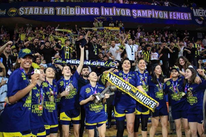 Fıba Kadınlar Euroleague’de Şampiyon Olan Fenerbahçe Kupasını Aldı