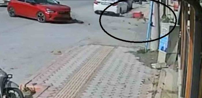 Otomobille Çarpışan Motosiklet Sürücüsünün Uçtuğu Anlar Kamerada