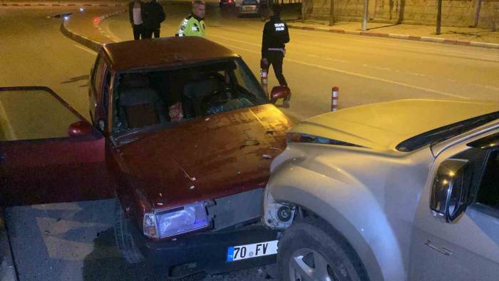 Kamyonet İle Otomobil Kafa Kafaya Çarpıştı: 3 Yaralı