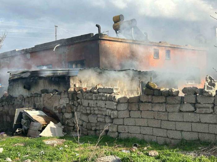 Samanlıkta Çıkan Yangın Eve Sıçramadan Söndürüldü