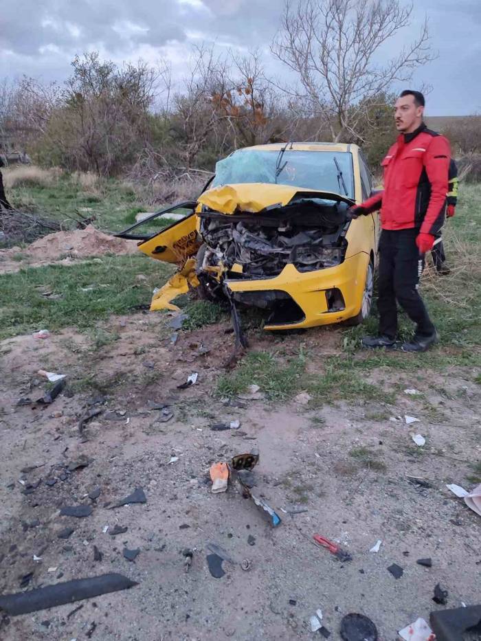 Niğde’de İki Otomobil Kafa Kafaya Çarpıştı: 1’i Ağır 4 Yaralı