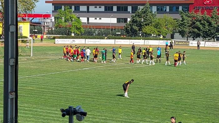 Amatör Maçta Kavga Çıktı: Futbolcular Maçı Terk Etti