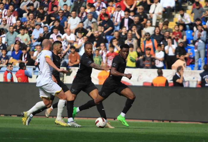 Trendyol Süper Lig: Hatayspor: 0 - İstanbulspor: 0 (İlk Yarı)