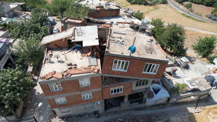 Ekseni Kayan Bina Yıkıldı