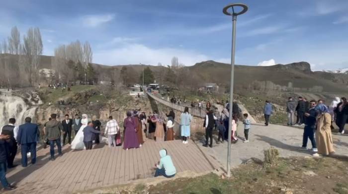 Tatili Fırsat Bilenler Muradiye Şelalesi’ne Akın Etti