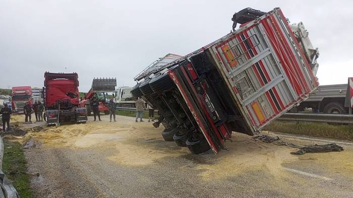 Mısır Yüklü Tır Yan Yattı