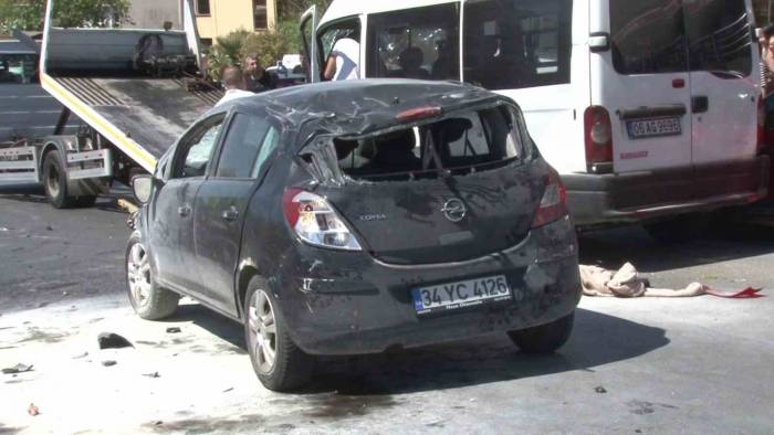 Ataşehir’de Servis Aracı İle Otomobil Kafa Kafaya Çarpıştı: 3 Yaralı
