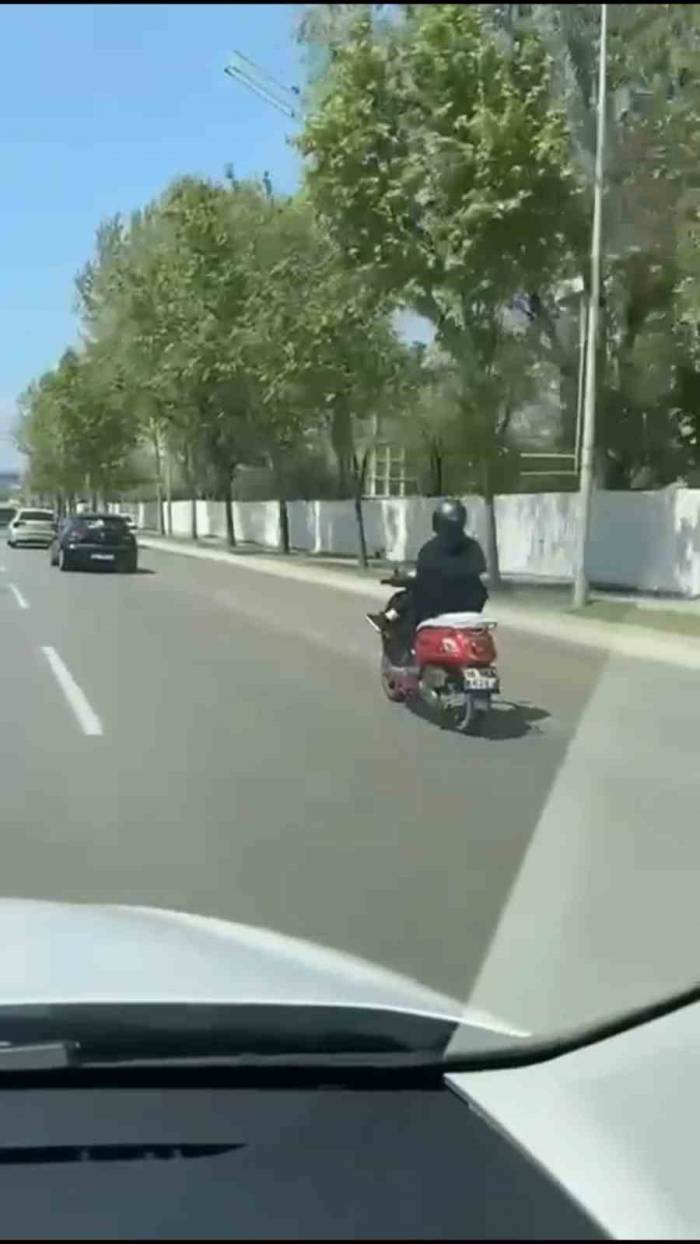 Gençlerin Motosikletle Tehlikeli Yolculuğu...