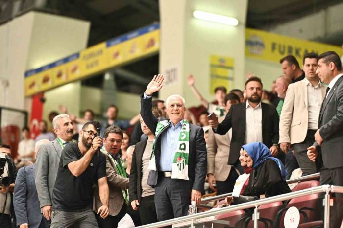 Bursaspor Taraftarından Başkan Bozbey’e Sevgi Seli