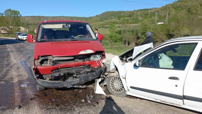 Kafa Kafaya Çarpıştılar: 5 Yaralı