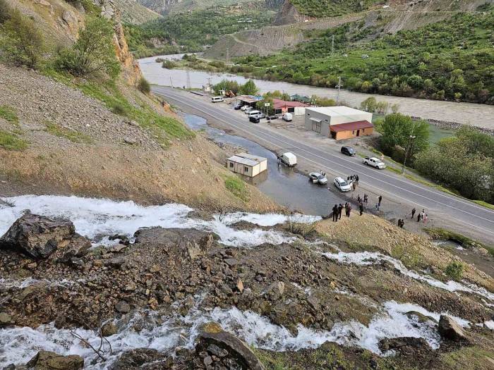 Çukurca’daki Beyaz Su Şelalesi İlgi Odağı Oldu