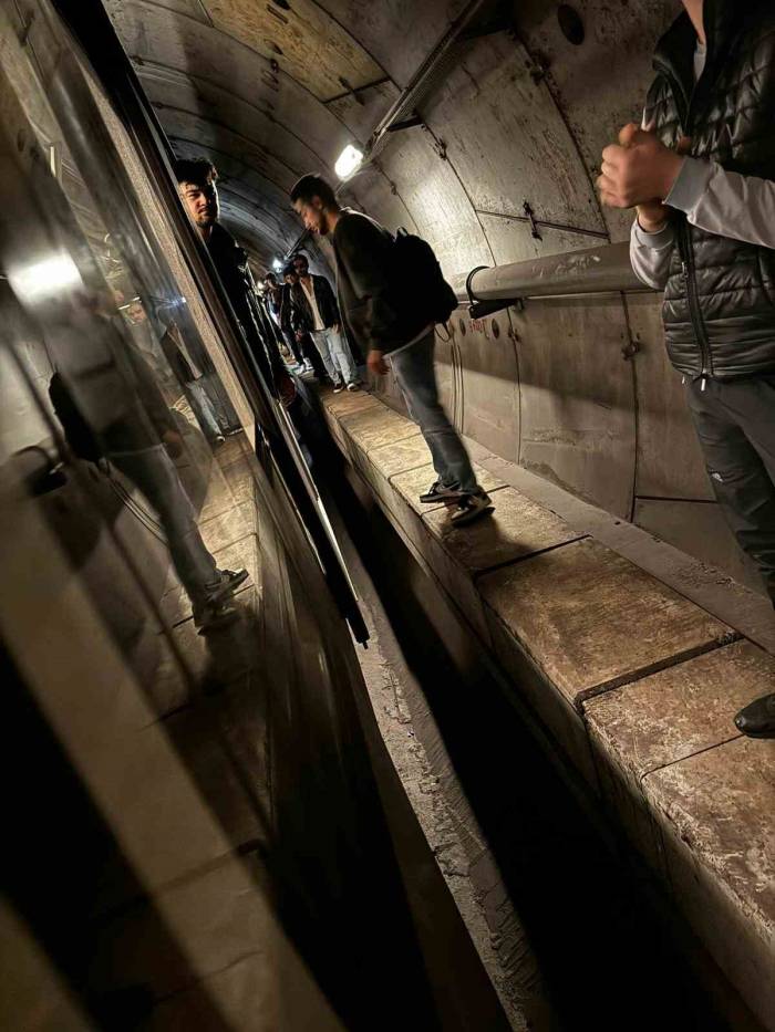 İstanbul’da Metro Arızalandı Yolcular Tünelde Yürüdü