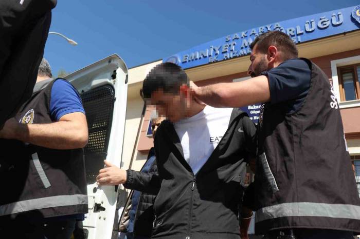 Kar Maskesi Takıp Oto Galeriyi Kurşunlayan Şüpheliler Adliyede