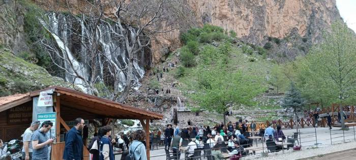 Büyükkılıç: "Kapuzbaşı Şelalelerimiz Ziyaretçi Akınına Uğruyor"