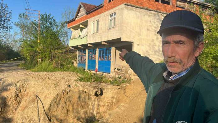 Mahalle Sakinleri, Dört Aydır Heyelanda Çöken Yolun Yapılmasını Bekliyor