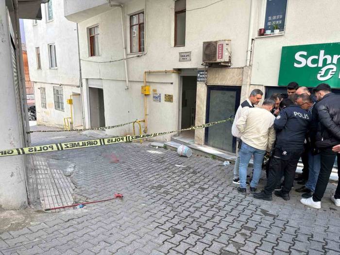 Sinop’ta Çatıdan Düşen Vatandaş Hayatını Kaybetti