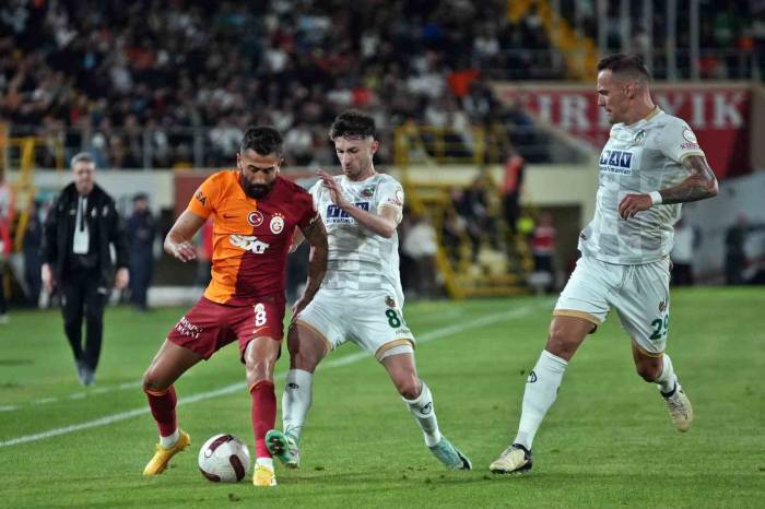 Trendyol Süper Lig: Alanyaspor: 0 - Galatasaray: 0 (İlk Yarı)