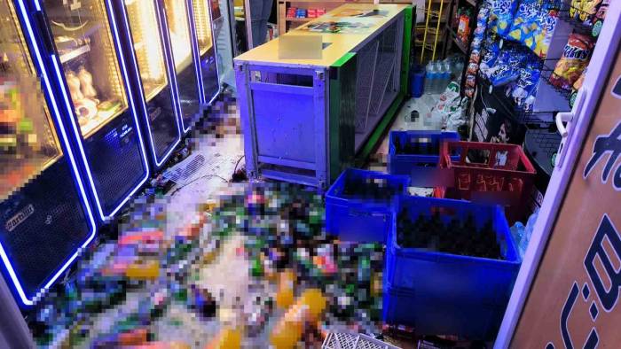 Eski Ortağının İş Yerini Bastı, Sopayla Kırılmadık Eşya Bırakmadı