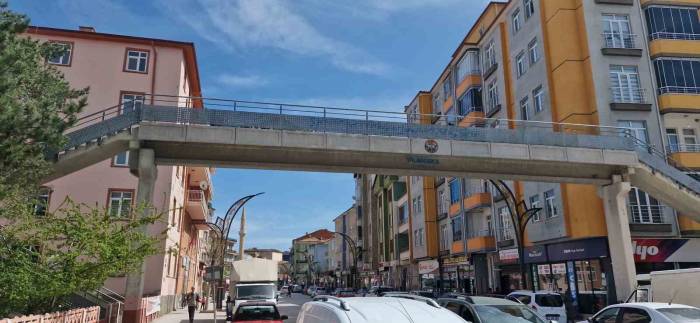 14 Yaşındaki Genç Kız Üst Geçitten Atladı