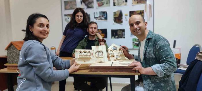 Doğadan Topladıkları Malzemelerle Maket Yapıyorlar