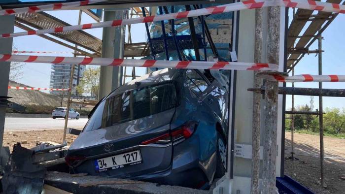 Uykuya Dalan Sürücü Üst Geçit Asansörüne Çarptı: 4 Yaralı