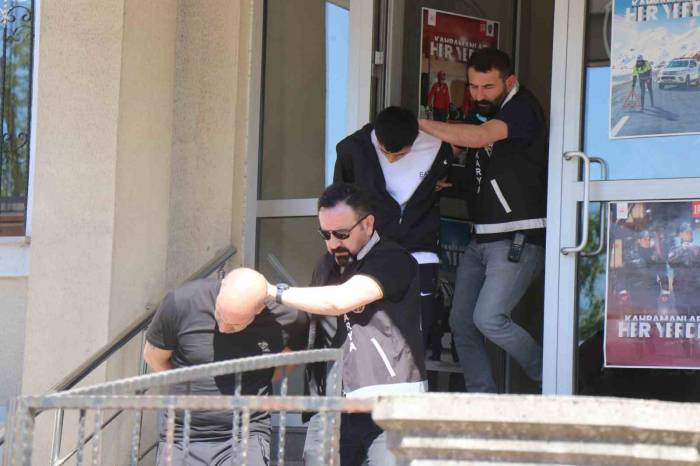 Kar Maskesi Takıp Oto Galeriyi Kurşunlayan Şüpheliler Tutuklandı