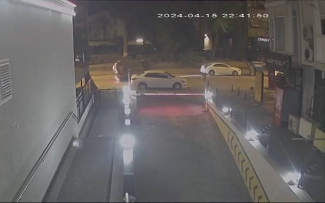 Kadıköy’de Direksiyon Hakimiyetini Kaybeden Sürücü Park Halindeki Araca Çarptı: 1 Yaralı