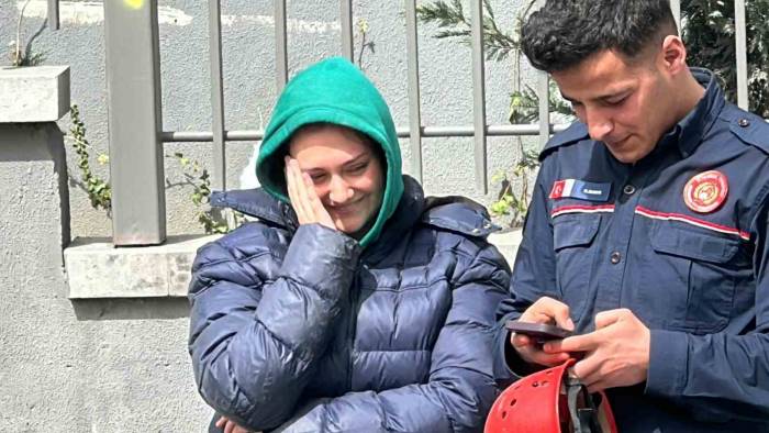 İstanbul’da Balkonda Genç Kızı Kurtarma Operasyonu: Sigara İçerken Kilitli Kaldı, Kurtarılınca Kendi Haline Güldü