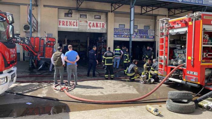 Sanayi Sitesinde Yangın: 3 İşyeri Etkilendi
