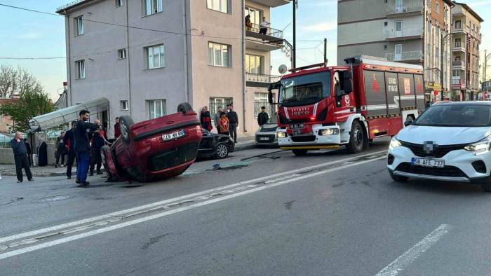 Park Halindeki Araca Çarpan Otomobil Ters Döndü: 1 Yaralı