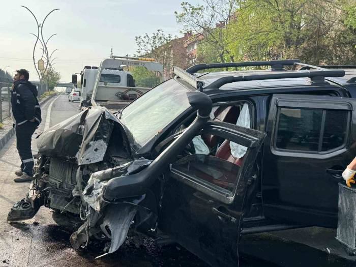 Üst Geçidin Direğine Çarpan Araç Hurdaya Döndü: 2 Yaralı