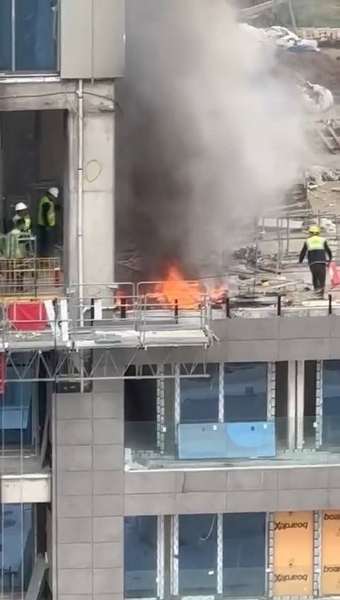 Ataşehir’de Rezidans İnşaatında Çıkan Yangın Korkuttu