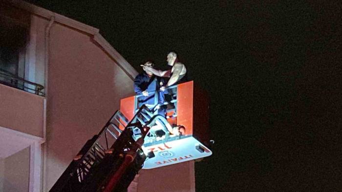 Şarjlı Süpürge Patladı, Evde Mahsur Kalan Şahsı İtfaiye Kurtardı