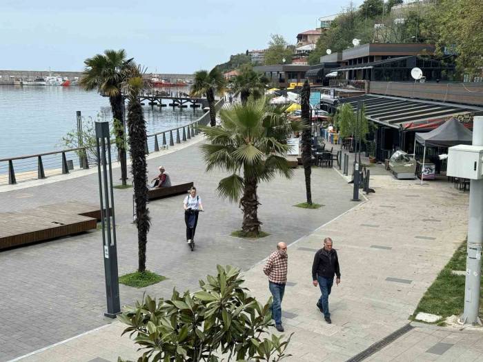 Sıcak Havayı Gören Cadde Ve Sahillere Koştu